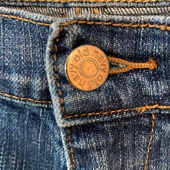 Old Navy 8* Blue Denim Cut-Off Sweetheart Raw Hem Bermuda Pocket Shorts - Picture 5 of 7